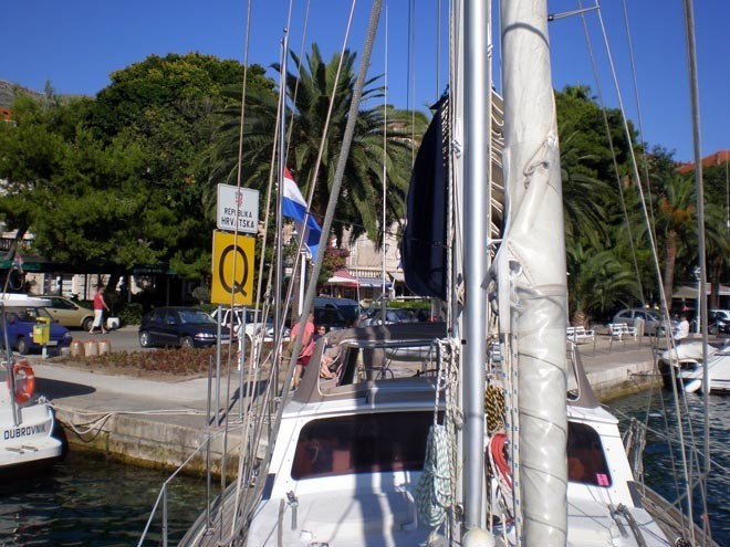 Stern tied to the tip of the Customs Dock in Cavtat © SW